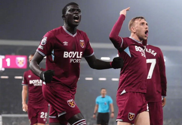 世界杯视频直播-西汉姆胜富勒姆后球迷高歌挑衅热刺|西汉姆联|水晶宫|托特纳姆热刺|诺丁汉森林|图多尔_新浪体育_新浪新闻