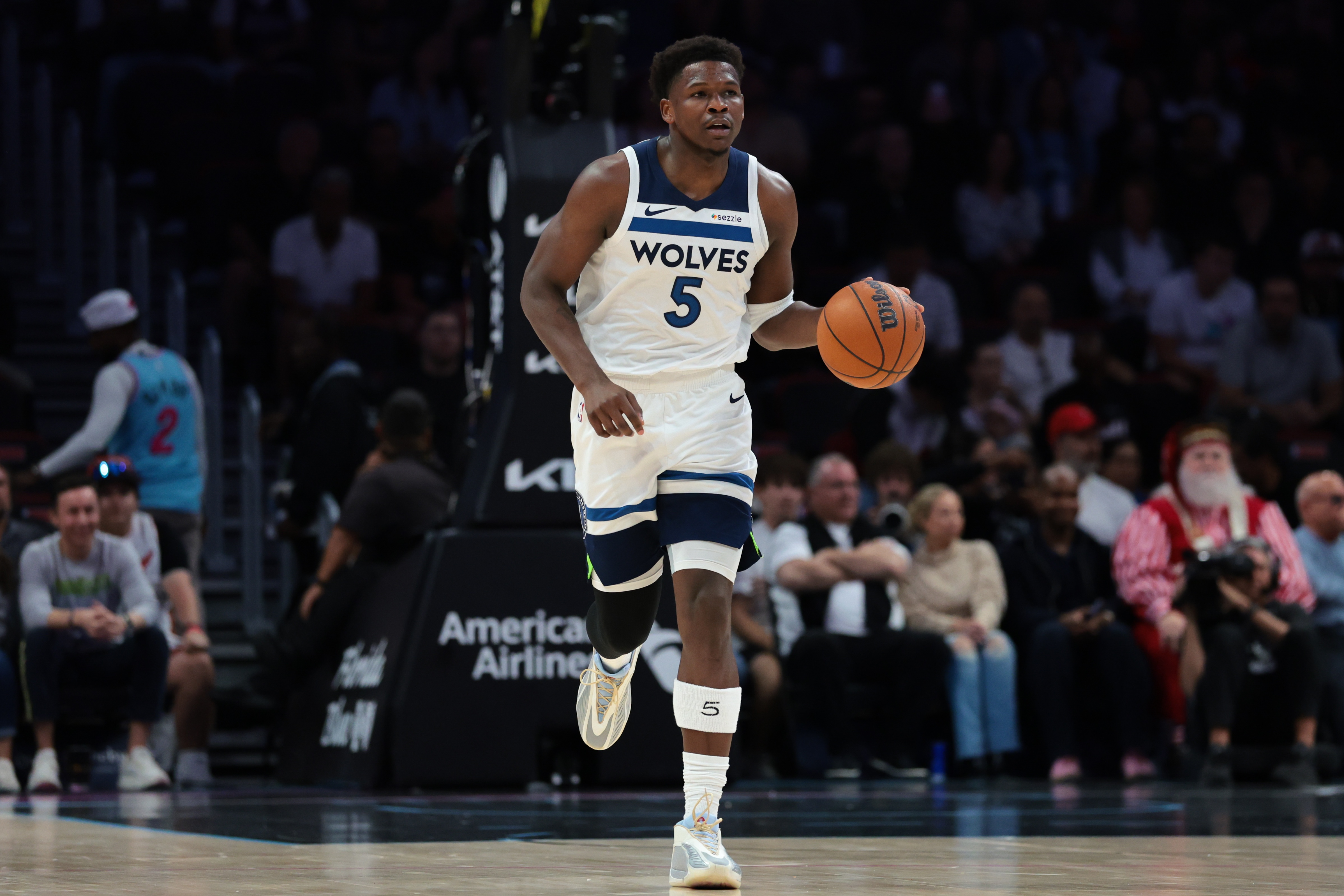 世界杯视频直播-3犯在身！爱德华兹半场12中5拿到12分4板 正负值+5